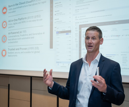 발표중인 필 타운센드 제네시스 혁신 전략 디렉터