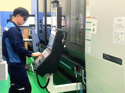 해군정비창 3D프린터팀 금속적층공정실에서 적층·절삭 복합가공기를 사용해 정비임무를 수행하고 있다(자료제공=해군정비창)