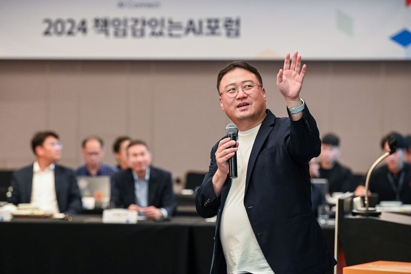 발표중인 최재식 KAIST 김재철AI대학원 교수 겸 KAIST XAI 연구센터 센터장