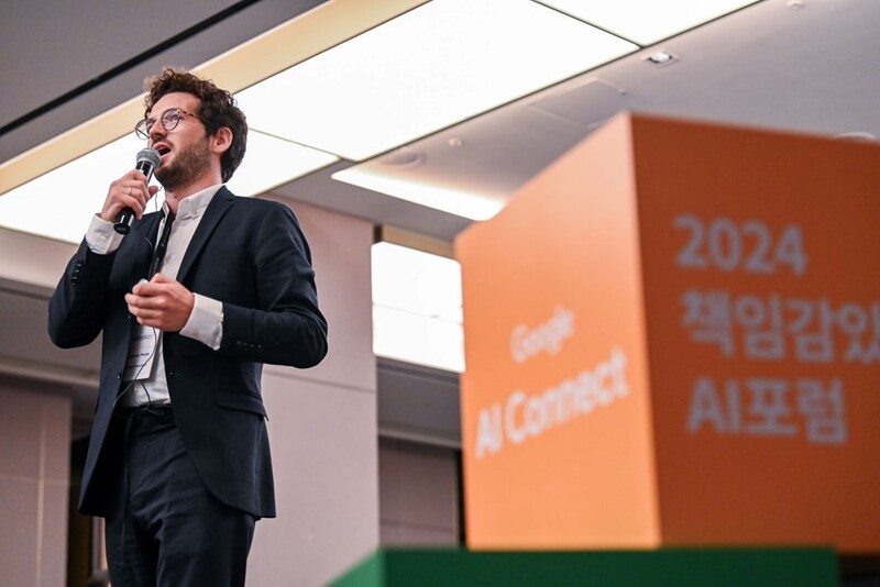 발표중인 루도빅 페란 구글 딥마인드 프로덕트 매니저