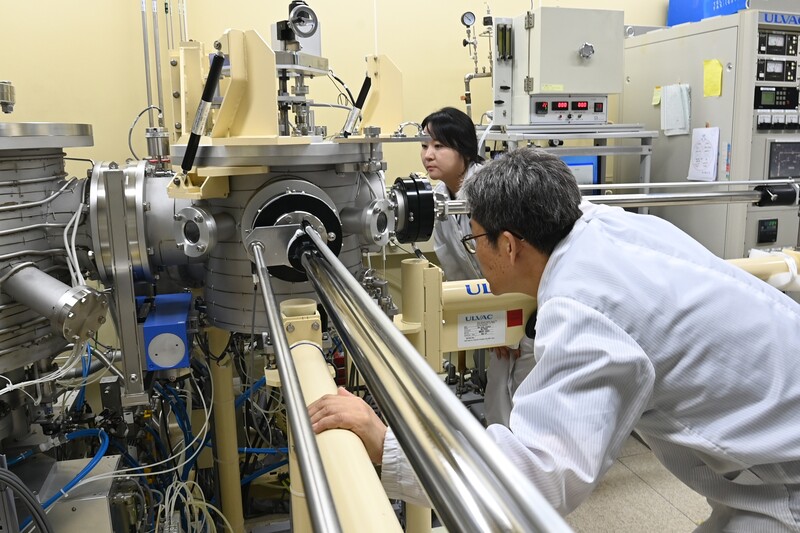 2. ETRI 연구진이 p형 반도체 소자의 (현미경) 이미지를 보면서 그 전기적 특성을 측정하는 모습