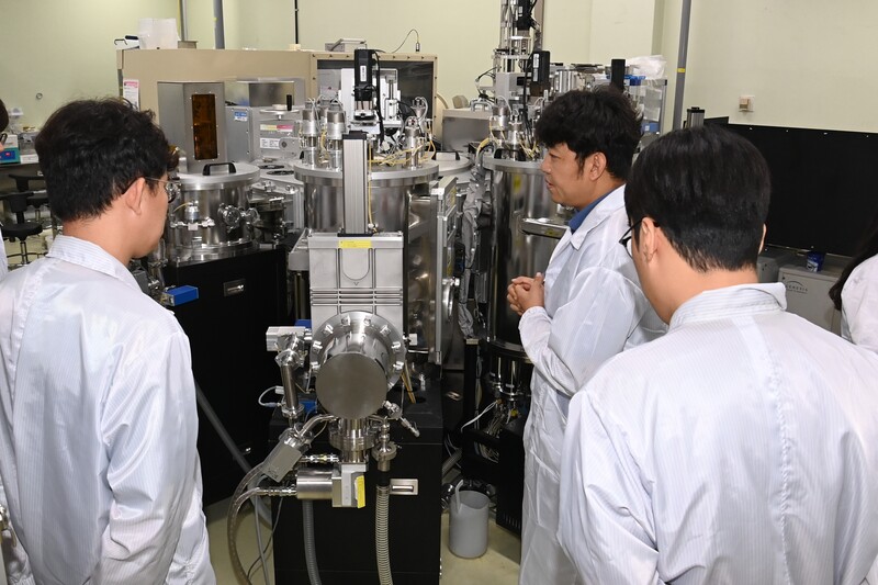 ETRI 연구진이 충남TP관계자에게 OLED 증착기술을 교육하는 모습