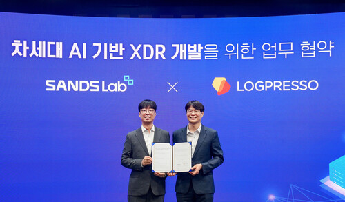 협약 후 기념촬영을 하고있는 김기홍 샌즈랩 대표(왼쪽)와 양봉열 로그프레소 대표(오른쪽)