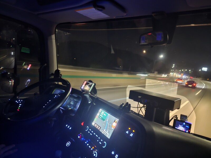 유인 자율주행 장비가 부착된 트럭 내부