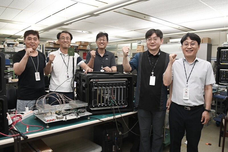 (왼쪽부터)장갑석, 권헌국, 김광선, 정재호, 김용선 ETRI 책임연구원