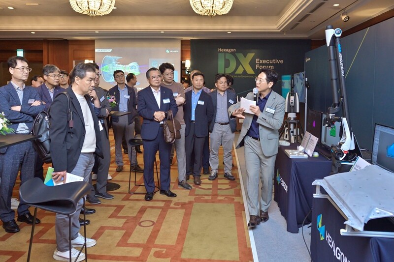 솔루션에 대해 설명중인 홍흥섭 헥사곤 코리아 본부장