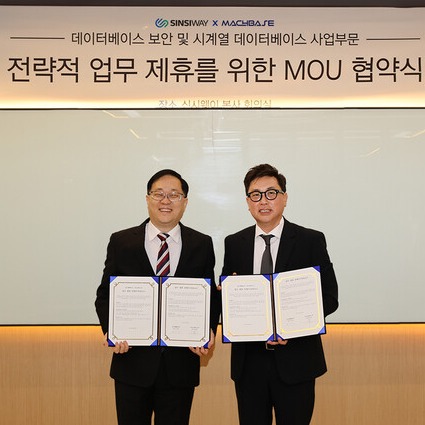 협약 기념 사진. (왼쪽부터) 김성진 마크베이스 대표이사, 유경석 신시웨이 대표이사