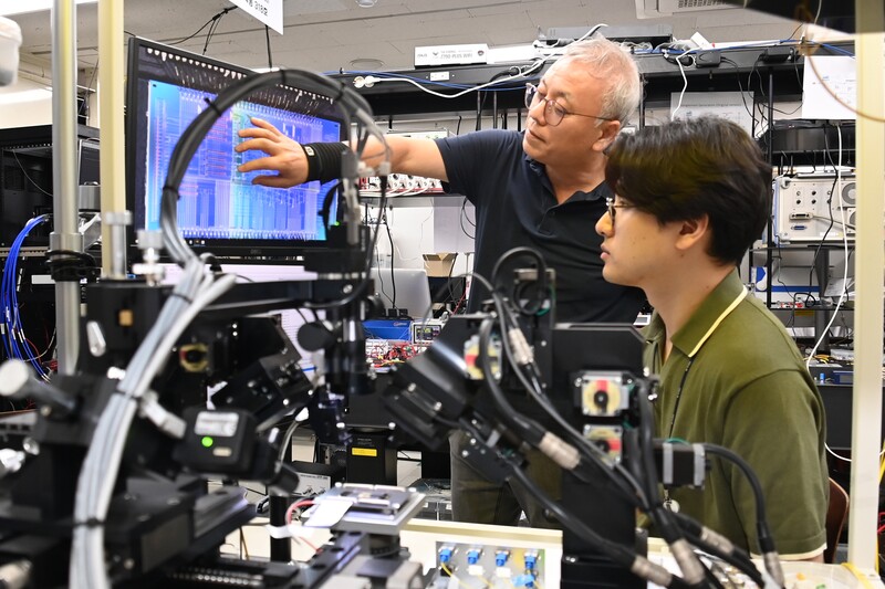 연구진이 양자컴퓨팅 8광자 큐비트 칩 개발 관련 기술을 시연하는 모습