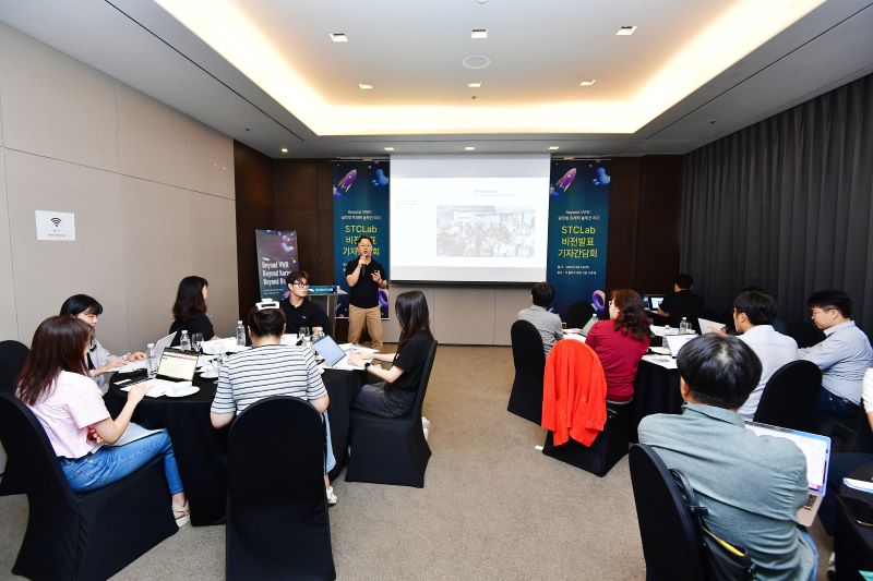 에스티씨랩의 박형준 대표가 기자간담회에서 그동안의 성과와 글로벌 진출 계획을 소개하고 있다.