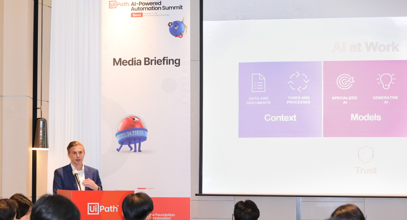 세바스찬 슈뢰텔 부사장이 RPA 프로그램에서 AI를 도입에 관한 네 가지 주요 요소를 설명하고 있다