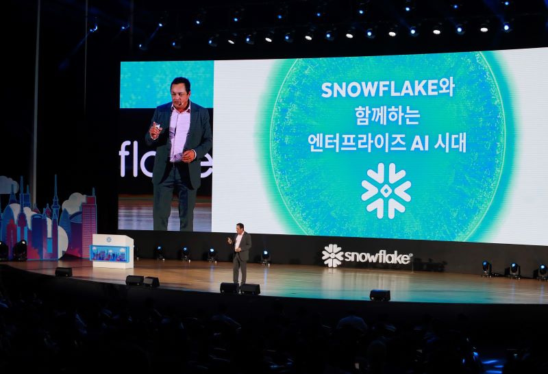 ‘스노우플레이크 월드 투어 서울’에서 기조연설을 하고 있는 스노우플레이크 제품 담당 크리스티안 클레이너만 수석부사장