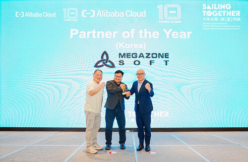수상 기념 사진(좌측부터)알리바바 클라우드 정재열 리드, 메가존소프트 서민택 부사장, 알리바바 클라우드 레오 리우 국제 비즈니스 부사장