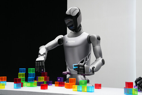 12 자유도의 정교한 손에는 어레이형 촉각 센서 6개가 장착되어 있어 GR-2가 더욱 정밀하게 복잡한 작업에도 원활하게 적응할 수 있다.