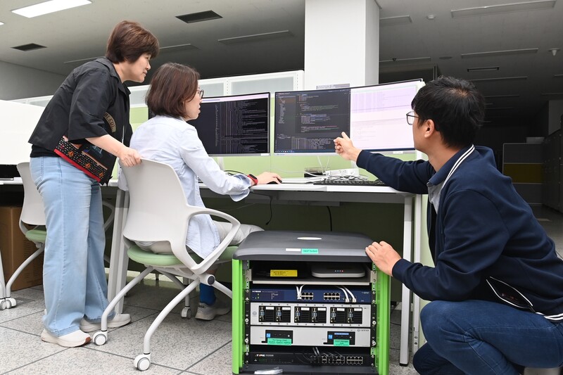 ETRI 연구진이 정형검증 기반 IoT 보안 프로토콜 기술 검증을 테스트하는 모습