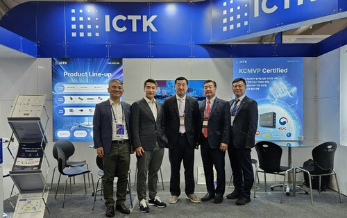 美 육군성 부스 방문 기념 사진