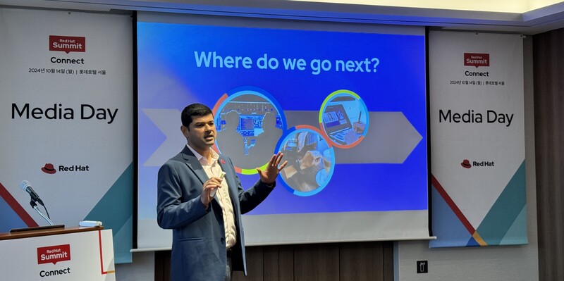 아셰시 바다니(Ashesh Badani) 수석부사장이 AI 도입과 오픈 소스 기술의 확장에 대해 설명하고 있다