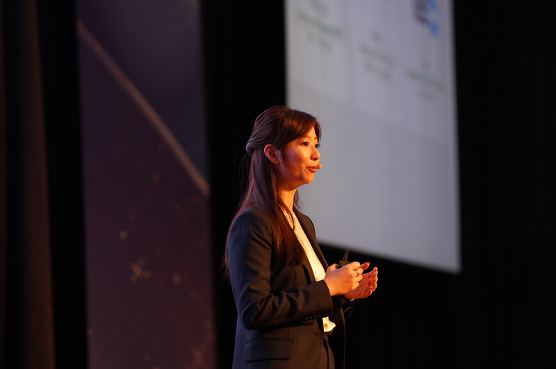 발표중인 시놀로지 국제 비즈니스 부서 디렉터인 조앤웡 (Joanne Weng) 총괄