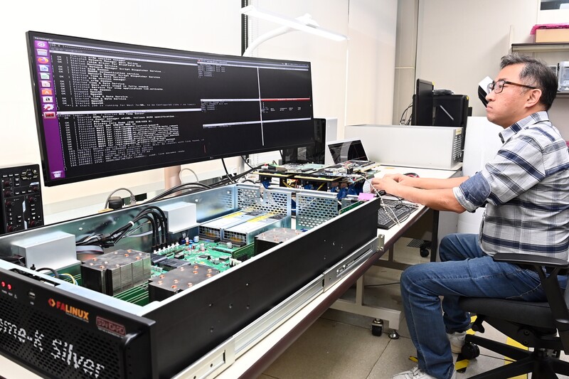 국내 연구진이 슈퍼컴퓨터용 가속기 칩 개발에 성공했다.