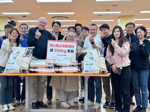 퀘스트는 지난 3일 종로구에 위치한 서울노인복지센터에서 급식 봉사활동에 참여했다.