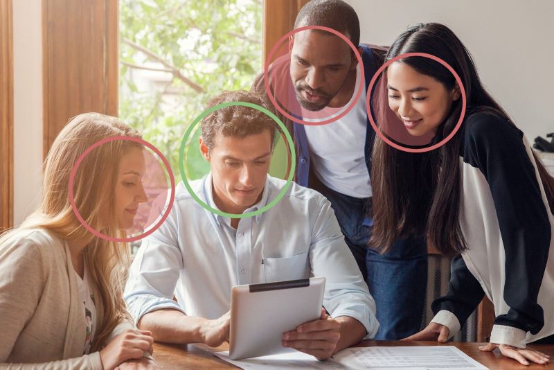 시큐어오쓰 BCIA 솔루션은 어깨 ​​너머로 접근하는 사람, 캡처한 사진, 화면 캡처 또는 다운로드를 통한 무단 노출을 차단하여 로그인 인증 시뿐만 아니라 사용자 세션 기간 동안에도 중요 정보에 대한 무단 액세스를 보호하는 데 도움이 된다.