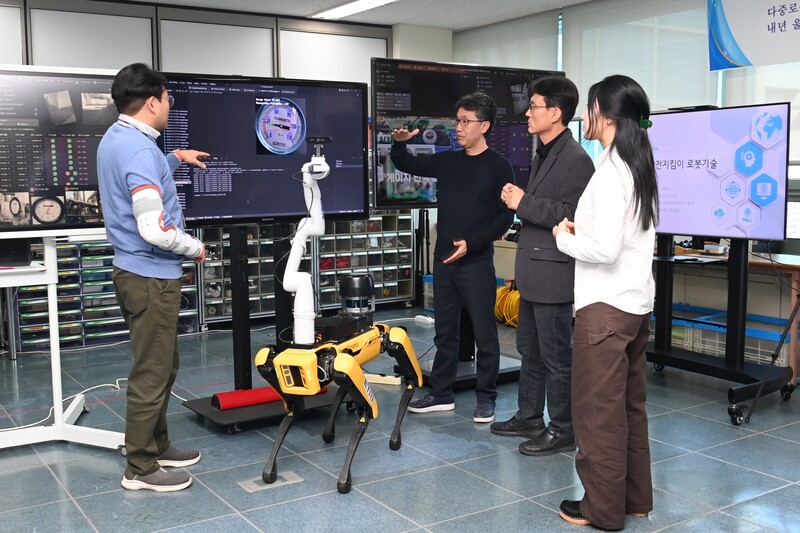 ETRI가 산업저해 안전 관리를 자동화하는 AI 기반 로봇 기술을 개발했다.