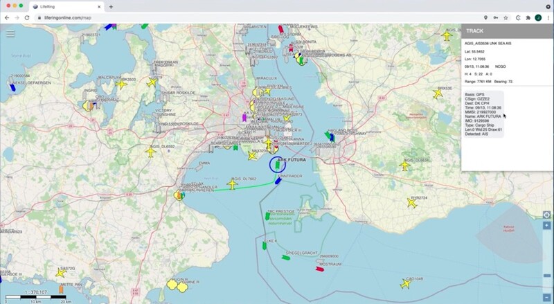 우호적 및 적대적 우주 정보 위성의 현재 및 예상 위치를 미국 및 나토의 공통 작전 상황도에 중첩해 확인할 수 있다.