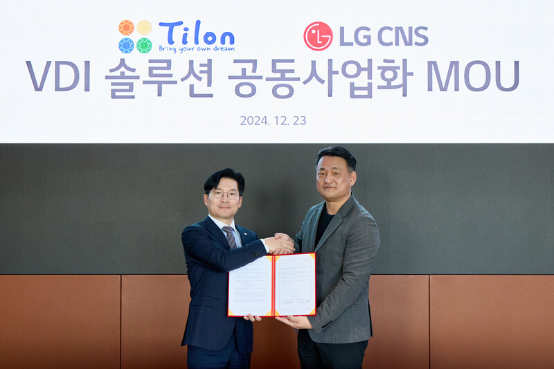 협약 기념 사진(왼쪽부터 틸론 최백준 대표, LG CNS 김태훈 전무)