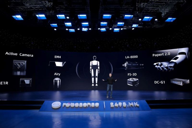 로보센스의 마크 CEO가 새로운 제품을 설명하고 있다.