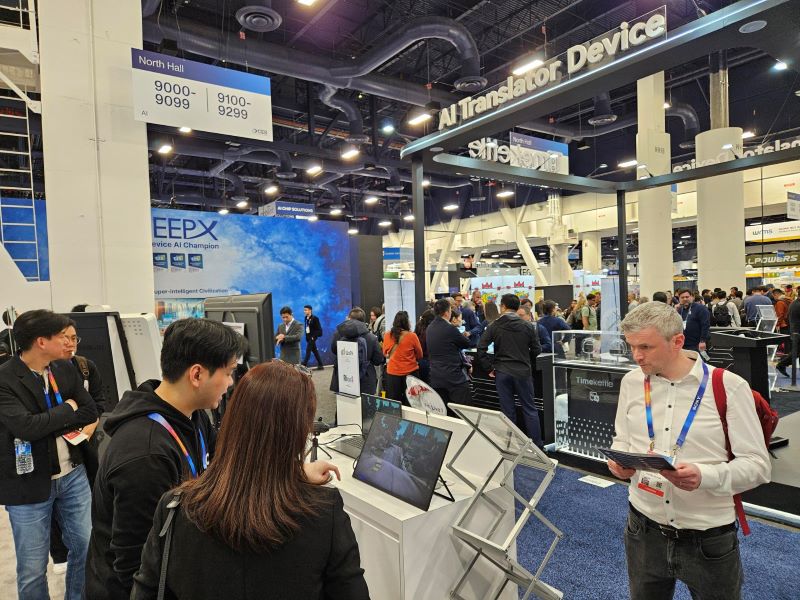 CES 2025의 마음AI 부스에서 다리소프트 임직원이 솔루션을 소개하고 있다.