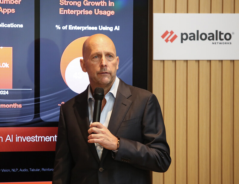 연설중인 사이먼 그린 총괄 사장