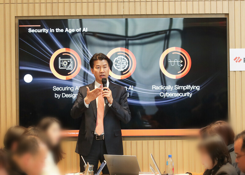 솔루션의 특징에 대해 소개하는 박상규 지사장