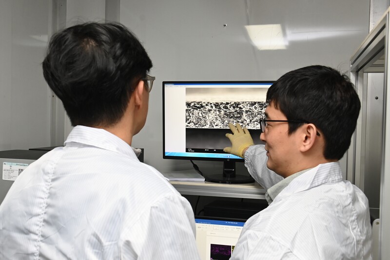 ETRI 연구진이 전고체 이차전지용 초박막 고체전해질막 구조를 전자현미경을 통해 분석하고 있는 사진