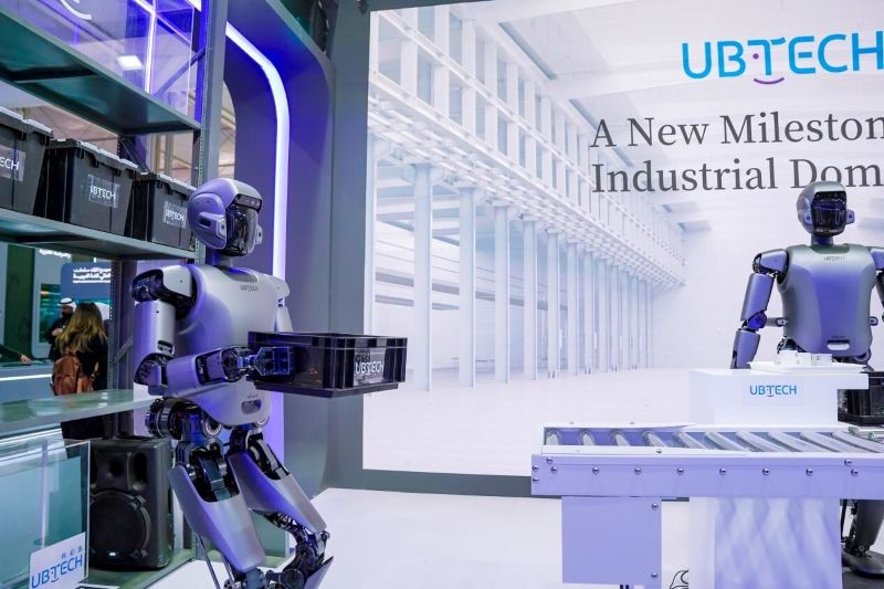 유비테크의 산업용 휴머노이드 로봇인 워커 S1 2대가 소포 취급 및 SPS 분류 등 다중 작업을 시연하고 있다.
