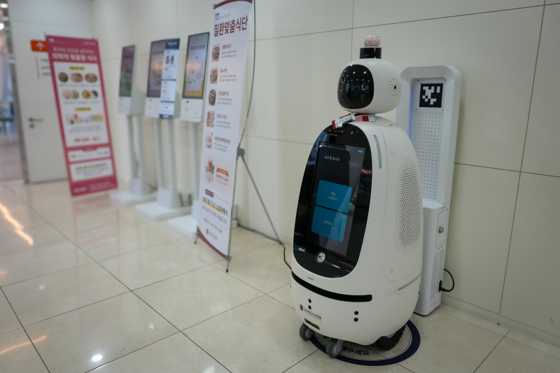 병원에서 검체 이송을 하고 있는 도구공간의 다목적용 자율주행 순찰로봇