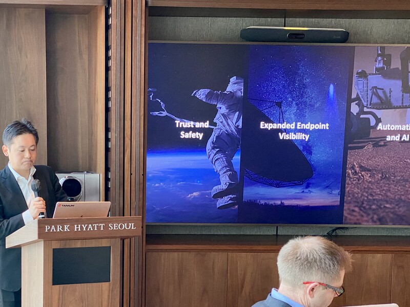 환영사를 진행중인 아키라 카토 부사장