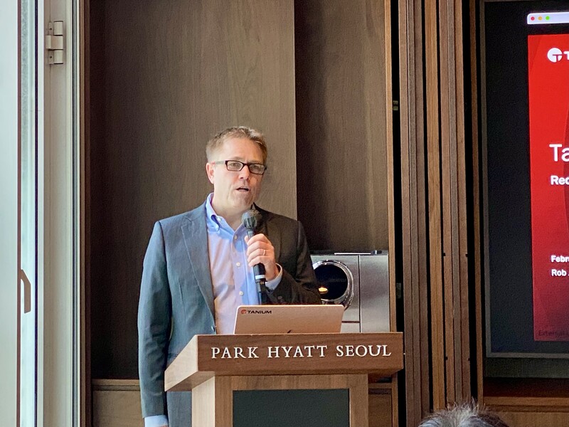 발표중인 롭 젠그스 부사장