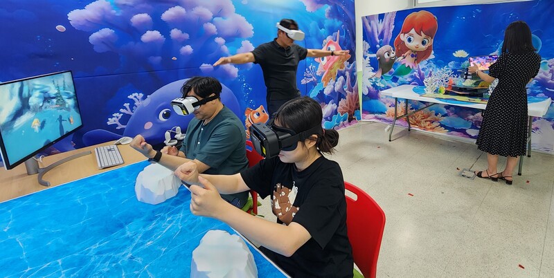 2023 독일 IFA 전시회에서 ETRI 연구진이 개발한 XR 기술 시연 사진