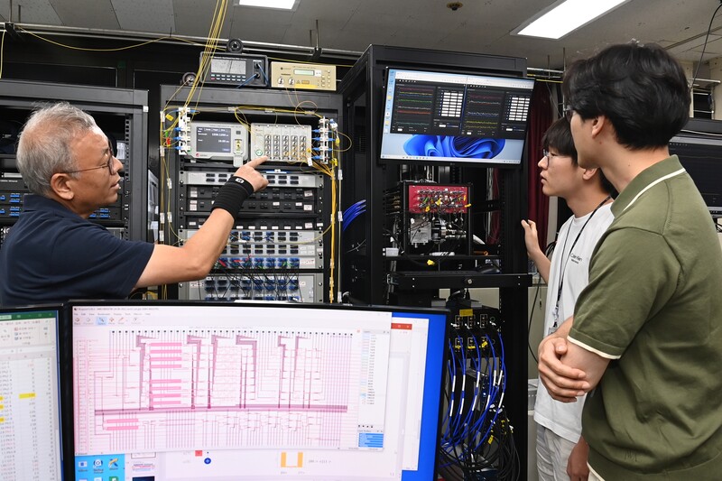 ETRI 연구진이 양자컴퓨팅 8광자 큐비트 칩 개발 관련 시연하는 모습