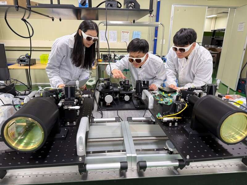 ETRI 연구진이 광무선 통신 기술을 연구하는 모습