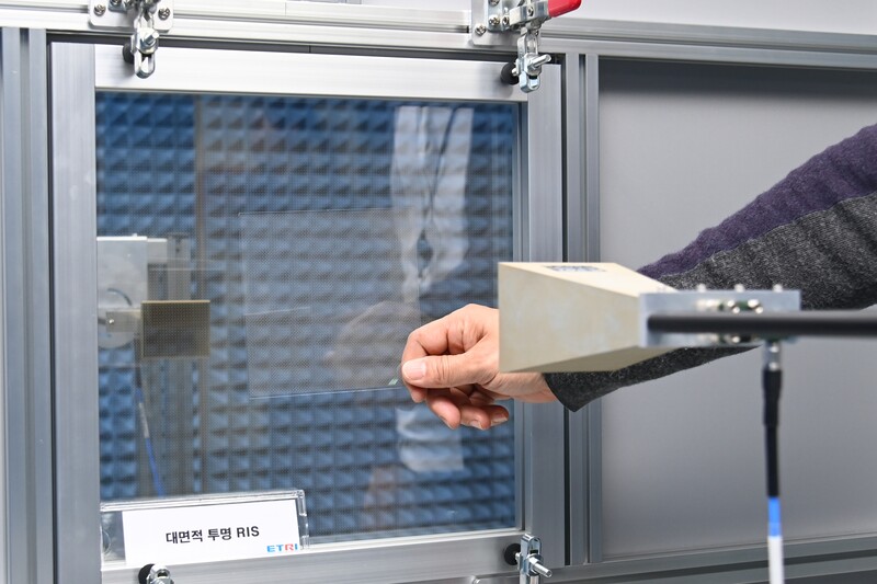 ETRI가 개발한 투명 투과형 RIS 기술