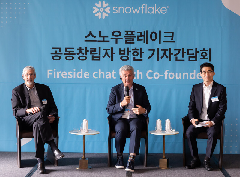 대담을 진행 중인 티에리 크루아네스 전 CTO(좌측), 베누아 다쥬빌 제품 부문 사장(중앙), 최기영 지사장(우측)