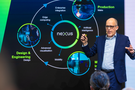 헥사곤 매뉴팩처링 인텔리전스 스티븐 그레이엄 부사장 겸 넥서스 총괄이 전시장에서 넥서스의 성과와 주요 포트폴리오를 발표했다.