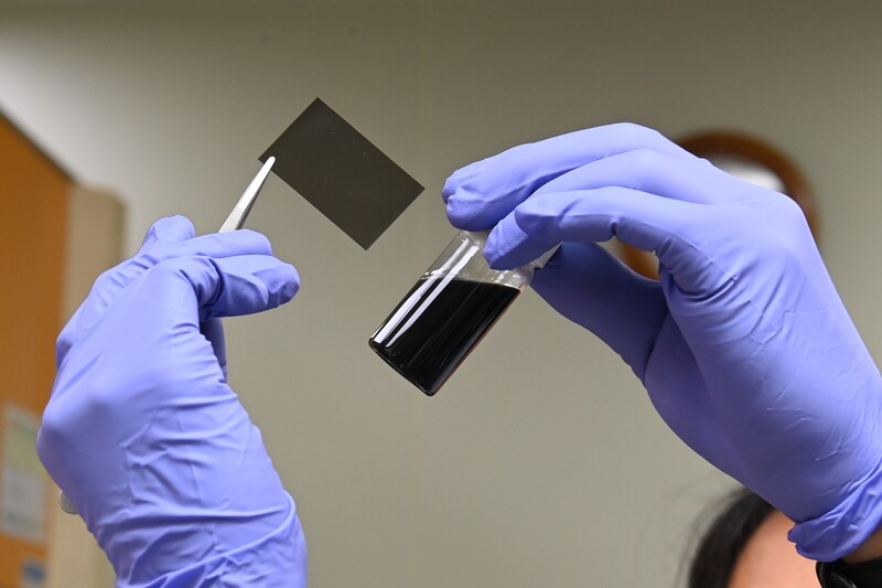 ETRI 연구진이 그래핀을 활용해 개발한 광경화 투명필름과 그래핀 광경화 콜로이드 조성물