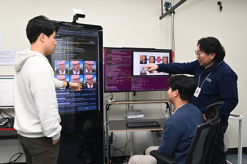 ETRI 연구진이 '실사 인물 발화 영상 생성 프레임워크 기술'로 생성된 영상 결과물을 검증하는 모습