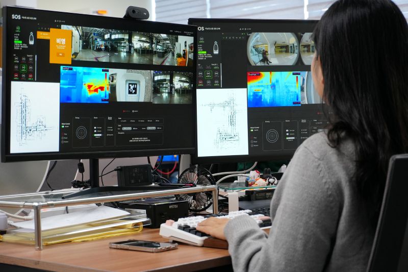 도구공간 직원이 SOS V3를 이용해 순찰로봇의 실시간 상황을 모니터링하고 있다.