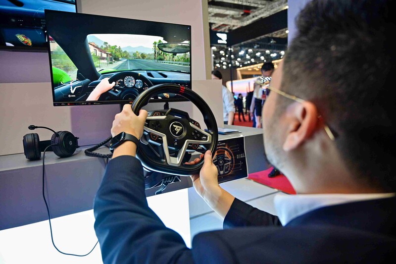 인텔 부스에서 데모를 진행하는 사진