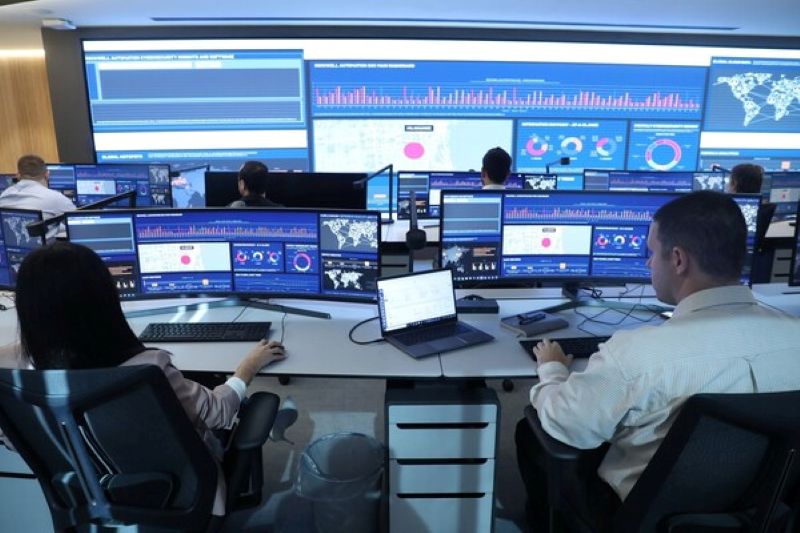 로크웰 오토메이션의 OT 보안 모니터링 및 대응 서비스는, 숙련된 OT 사이버보안 분석 전담팀을 통해 보안 위험, 리소스 부족, 운영 비효율성을 체계적으로 해결한다.