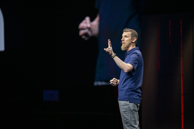 ‘레드햇 서밋 2025’에서 키노트 발표하는 레드헷 크리스 라이트 CTO