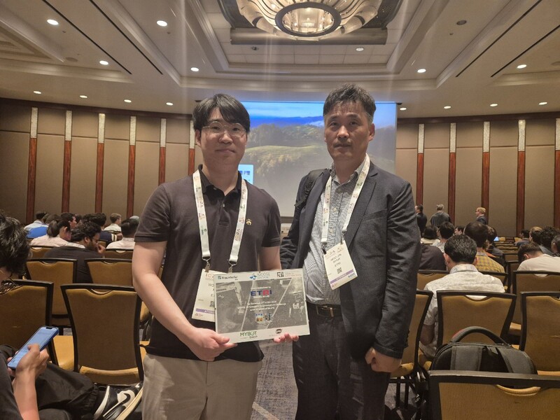 ICRA 2025 필드 로보틱스 워크샵 챌린지에서 2위를 수상한 ETRI 김원준 석사후연구원과 ETRI 변우진 본부장