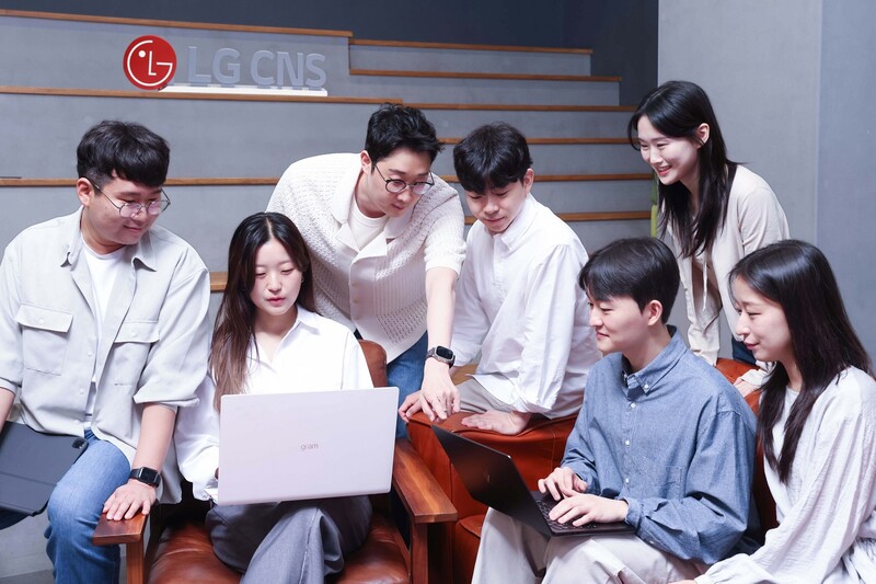 LG CNS AI센터 전문가들이 아이디어를 공유하는 모습